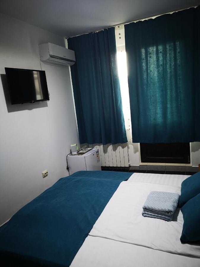 Hotel Pensiunea Mikelis International Curtea de Argeş Esterno foto