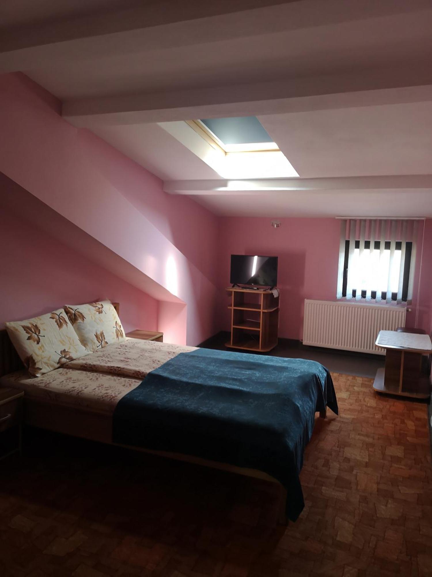 Hotel Pensiunea Mikelis International Curtea de Argeş Esterno foto